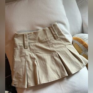 HALARA Beige Pleated Skirt